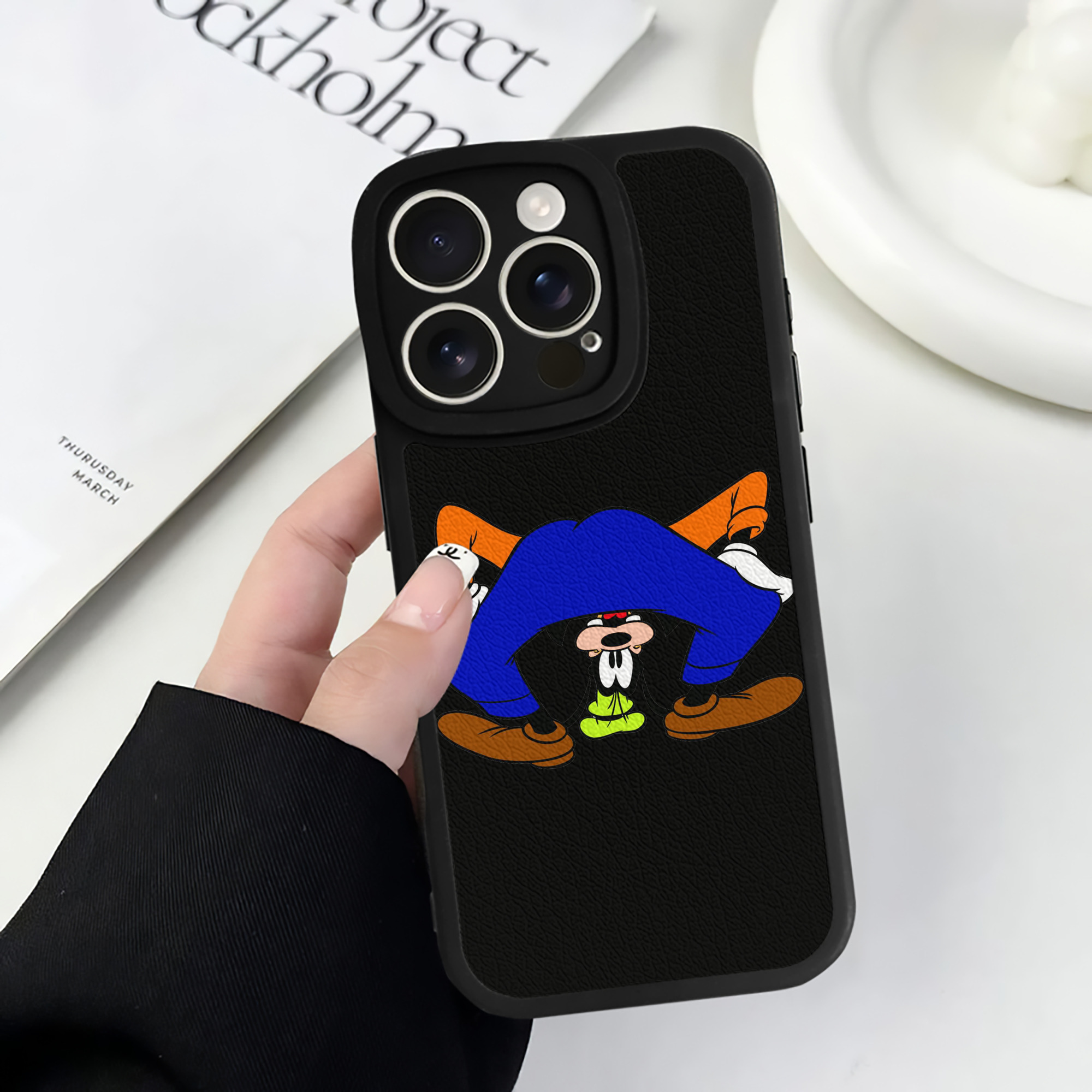 （画像用） ミッキーマウス Mickey Mouse 【iPhone 16シリーズ対応】シリコンスマホケース（レザー調） 材質：シリコン